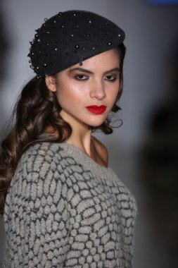 Modeli pist Anntarah sunu için yürüyor