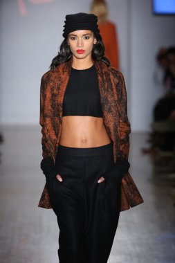 Modeli pist Anntarah sunu için yürüyor