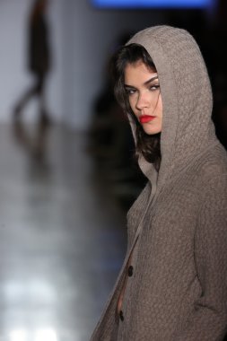 Modeli pist Anntarah sunu için yürüyor