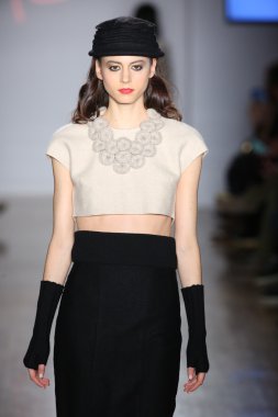 Modeli pist Anntarah sunu için yürüyor