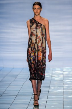 Yalan Bong ilkbahar-yaz 2015 koleksiyonu şarkı söyledi.