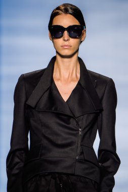 Yalan Bong ilkbahar-yaz 2015 koleksiyonu şarkı söyledi.