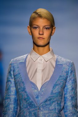 Yalan Bong ilkbahar-yaz 2015 koleksiyonu şarkı söyledi.