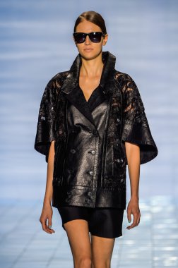 Yalan Bong ilkbahar-yaz 2015 koleksiyonu şarkı söyledi.