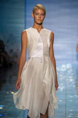 Yalan Bong ilkbahar-yaz 2015 koleksiyonu şarkı söyledi.