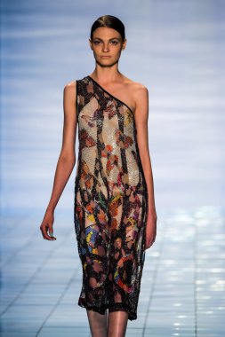 Yalan Bong ilkbahar-yaz 2015 koleksiyonu şarkı söyledi.