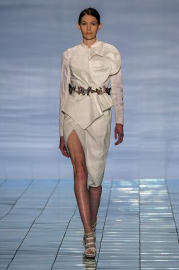 Yalan Bong ilkbahar-yaz 2015 koleksiyonu şarkı söyledi.