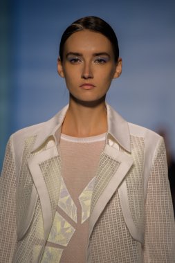 Yalan Bong ilkbahar-yaz 2015 koleksiyonu şarkı söyledi.