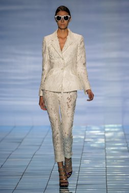 Yalan Bong ilkbahar-yaz 2015 koleksiyonu şarkı söyledi.