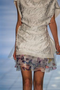 Yalan Bong ilkbahar-yaz 2015 koleksiyonu şarkı söyledi.