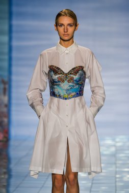 Yalan Bong ilkbahar-yaz 2015 koleksiyonu şarkı söyledi.