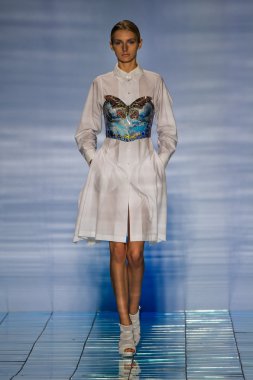 Yalan Bong ilkbahar-yaz 2015 koleksiyonu şarkı söyledi.