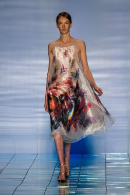 Yalan Bong ilkbahar-yaz 2015 koleksiyonu şarkı söyledi.