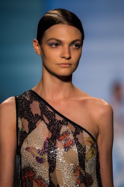 Yalan Bong ilkbahar-yaz 2015 koleksiyonu şarkı söyledi.