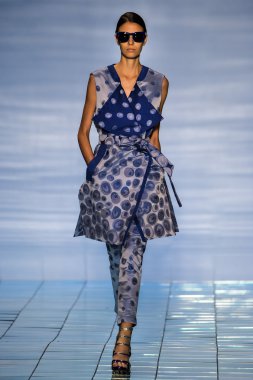 Yalan Bong ilkbahar-yaz 2015 koleksiyonu şarkı söyledi.