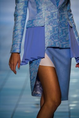 Yalan Bong ilkbahar-yaz 2015 koleksiyonu şarkı söyledi.