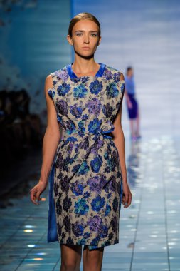 Yalan Bong ilkbahar-yaz 2015 koleksiyonu şarkı söyledi.