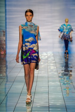 Yalan Bong ilkbahar-yaz 2015 koleksiyonu şarkı söyledi.