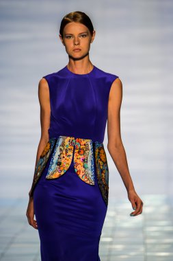 Yalan Bong ilkbahar-yaz 2015 koleksiyonu şarkı söyledi.