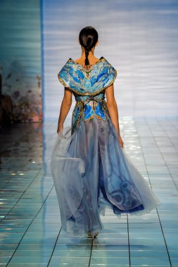 Yalan Bong ilkbahar-yaz 2015 koleksiyonu şarkı söyledi.