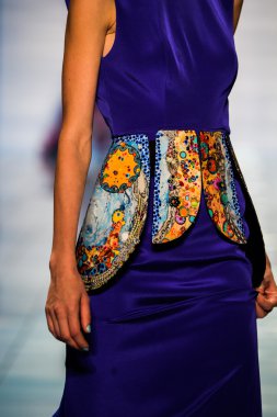 Yalan Bong ilkbahar-yaz 2015 koleksiyonu şarkı söyledi.