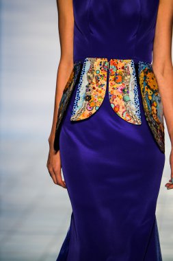 Yalan Bong ilkbahar-yaz 2015 koleksiyonu şarkı söyledi.