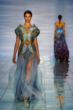 Yalan Bong ilkbahar-yaz 2015 koleksiyonu şarkı söyledi.