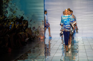 Yalan Bong ilkbahar-yaz 2015 koleksiyonu şarkı söyledi.