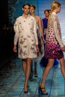 Yalan Bong ilkbahar-yaz 2015 koleksiyonu şarkı söyledi.