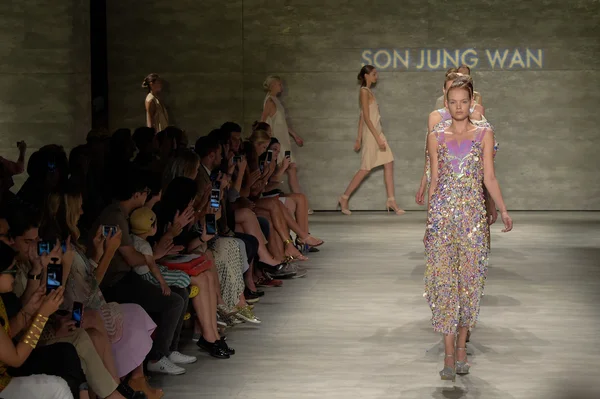 Desfile de moda Son Jung Wan — Foto de Stock