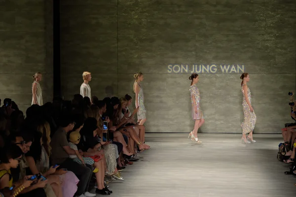 Son Jung Wan sfilata di moda — Foto Stock