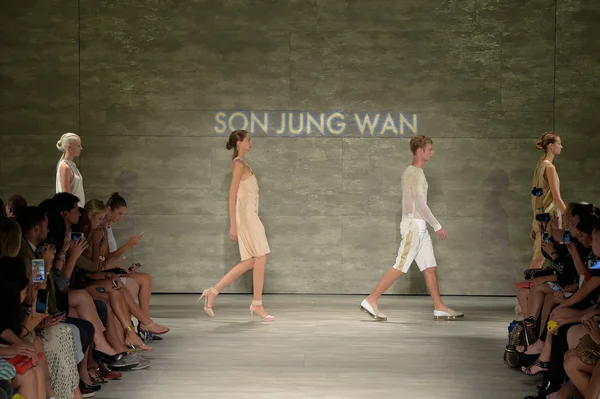 Desfile de moda Son Jung Wan — Foto de Stock