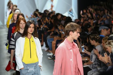 Mercedes-Benz Moda Haftası sırasında Lacoste, final