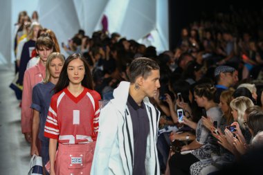 Mercedes-Benz Moda Haftası sırasında Lacoste, final