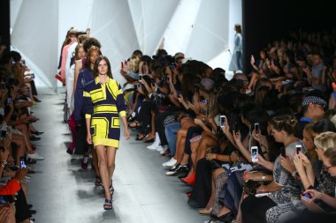 Mercedes-Benz Moda Haftası sırasında Lacoste, final