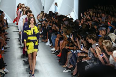Mercedes-Benz Moda Haftası sırasında Lacoste, final