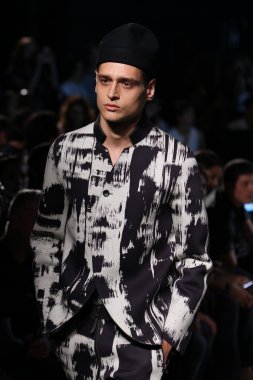 Robert Geller defile