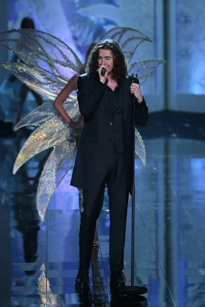 Singer Hozier during the 2014 Victoria's Secret Fashion Show — Stock Photo, Image