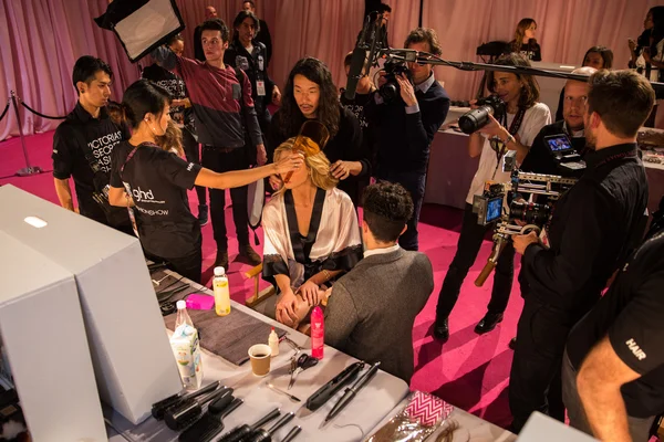 Backstage på Victoria's Secret fashion show — Stockfoto