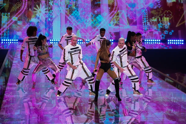 Ariana Grande op Victoria's Secret fashion show — Stockfoto