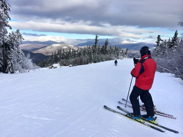 Pendiente nevada en las montañas —  Fotos de Stock