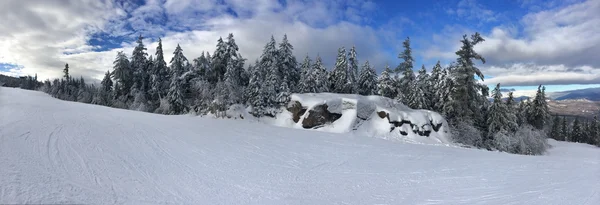 ความชันหิมะในภูเขา — ภาพถ่ายสต็อก