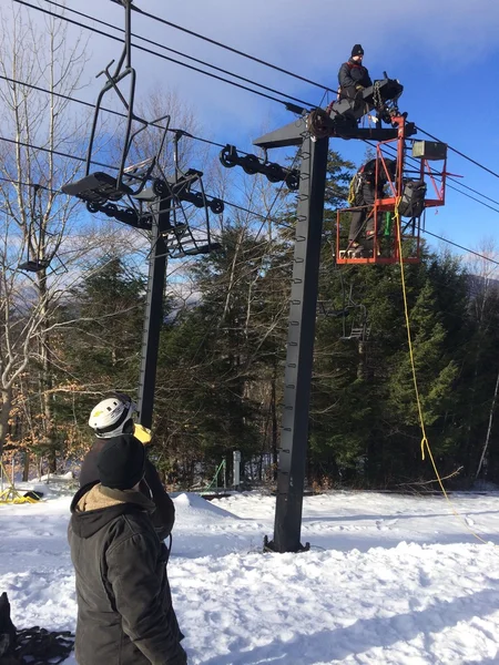 Travailleurs réparant le téléski — Photo