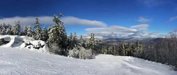 Declive nevado nas montanhas — Fotografia de Stock