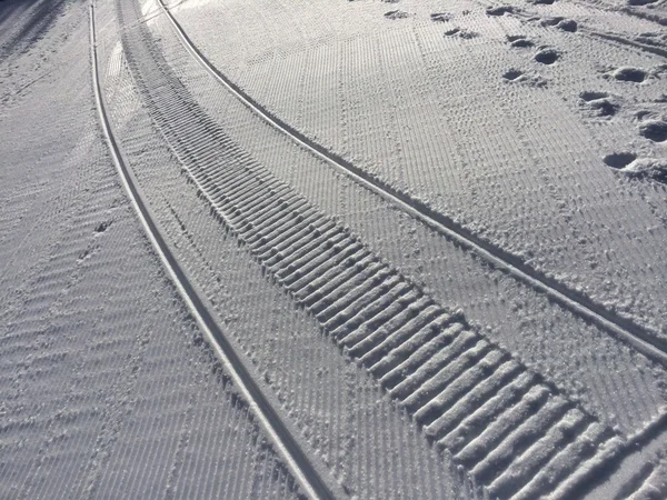 Pistes de dameuse à neige fraîche — Photo