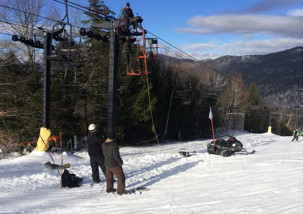 Trabalhadores reparando o elevador de esqui — Fotografia de Stock