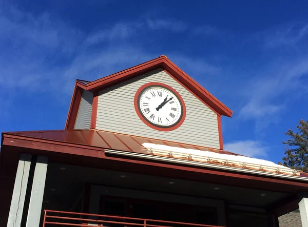 Часы на крыше дома — стоковое фото