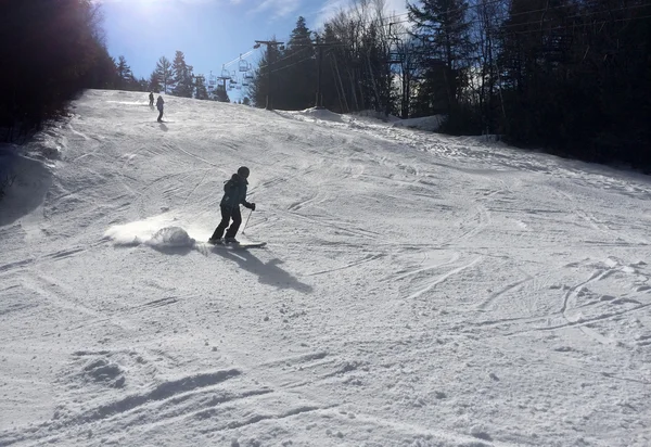 Snowy pochylają w górach — Zdjęcie stockowe