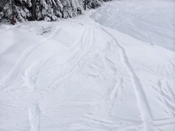 Piste enneigée dans les montagnes — Photo