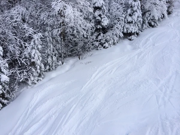 Piste enneigée dans les montagnes — Photo